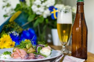 Mittsommer Midsommar Schweden schwedisches Fest Essen Hering Kartoffeln Bier