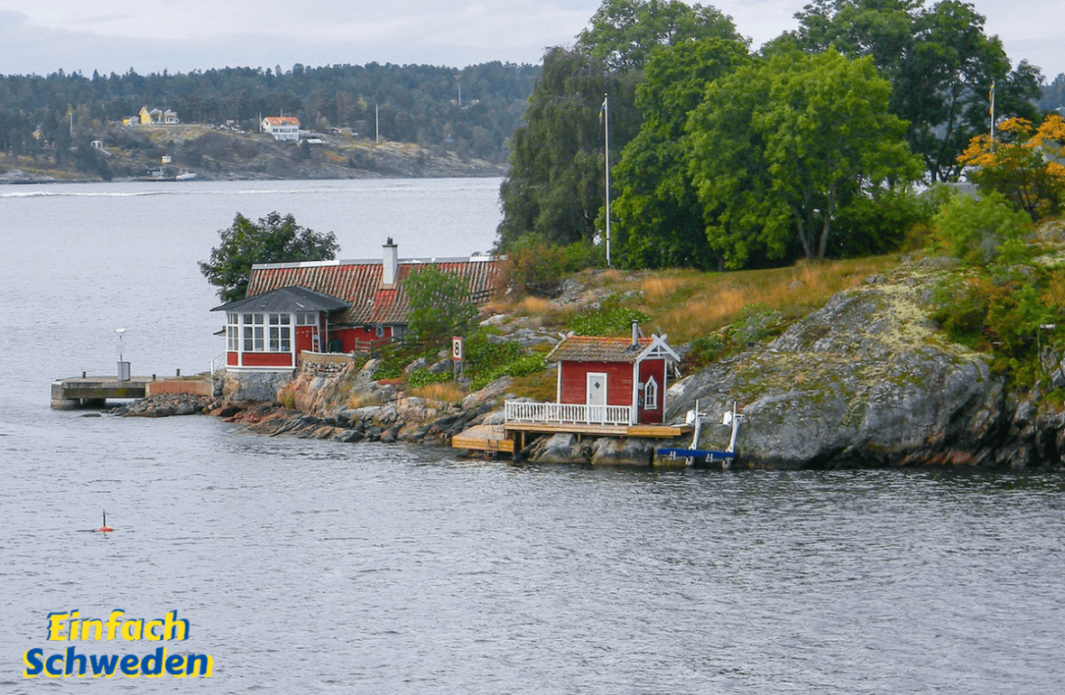 Fettnäpfchen in Schweden Wasser rote Häuser Insel Bäume