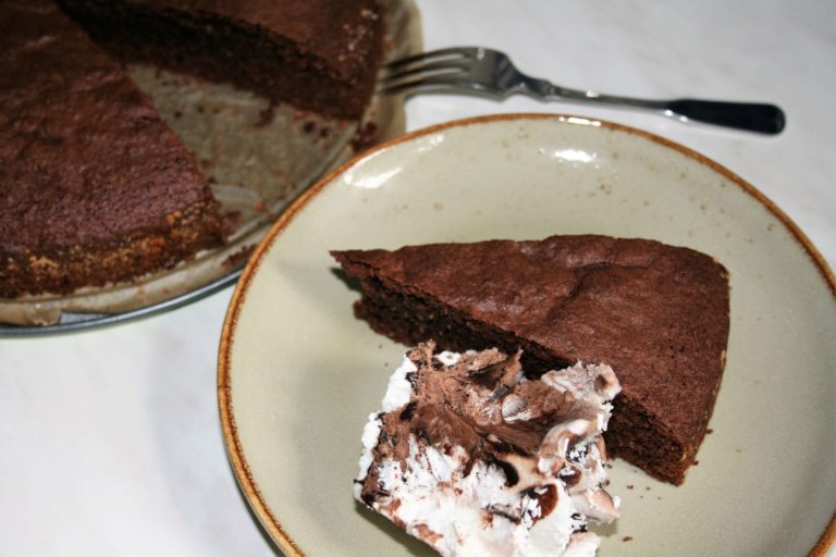 Kladdkaka – schwedischer Schokoladenkuchen - einfachschweden.de