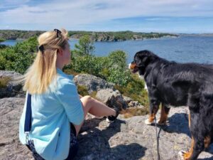 Bohuslän Westküste Schweden Berner Sennen Hund Frau Meer