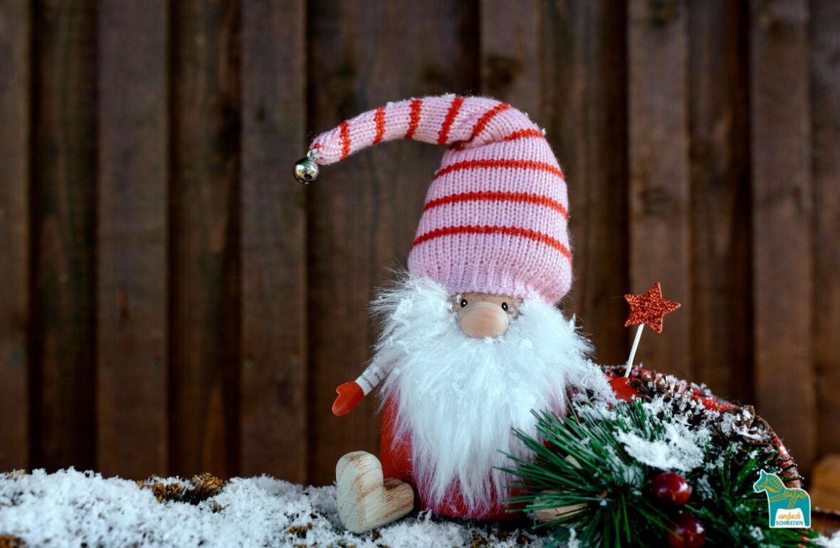 Schweden Weihnachten Wichtel Schnee Tannengrün rosa Mütze