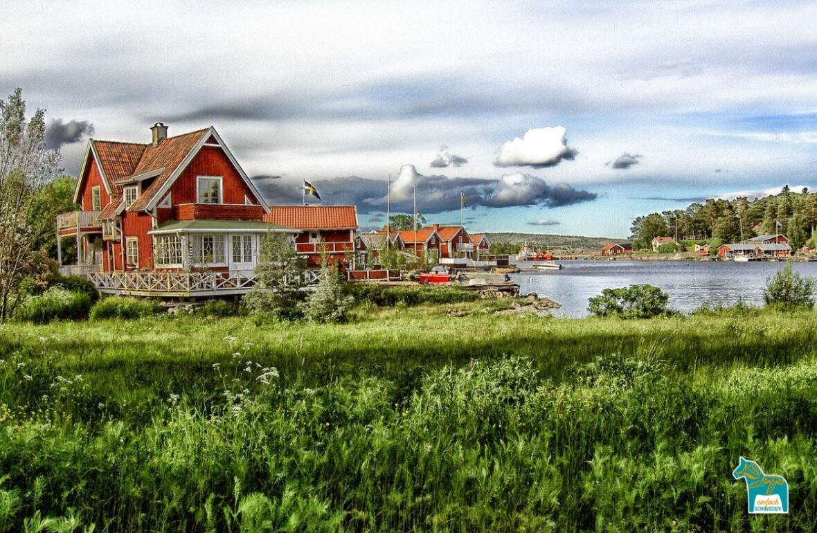 Schweden See Wiese rotes Haus Himmel Wolken