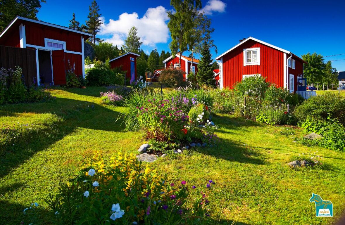 Schweden rotes Haus blauer Himmerl Garten Wiese