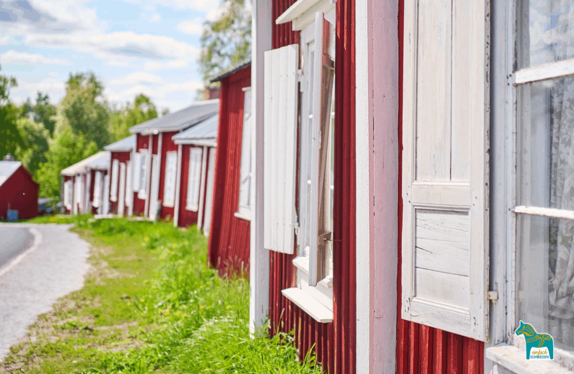 rote Schwedenhäuser weiße Fensterrahmen Weg Rasen Gras