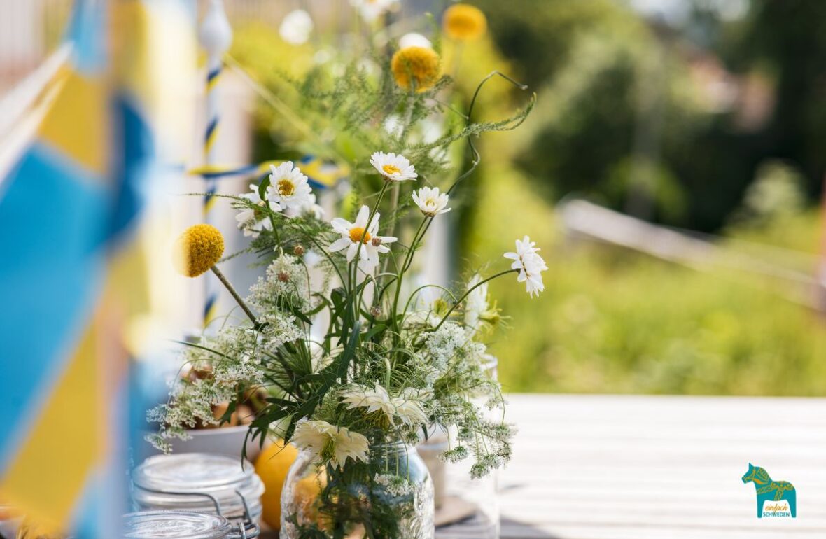Wildblumen Bumenstrauß schwedische Flagge Fahne Midsommar Mittsommer Schweden